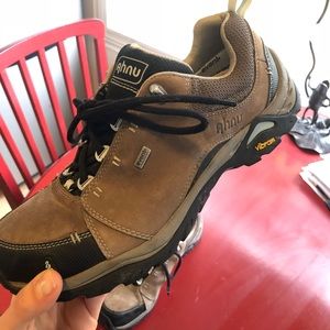 Ahnu Montara II Waterproof Hiking Boots sz.9